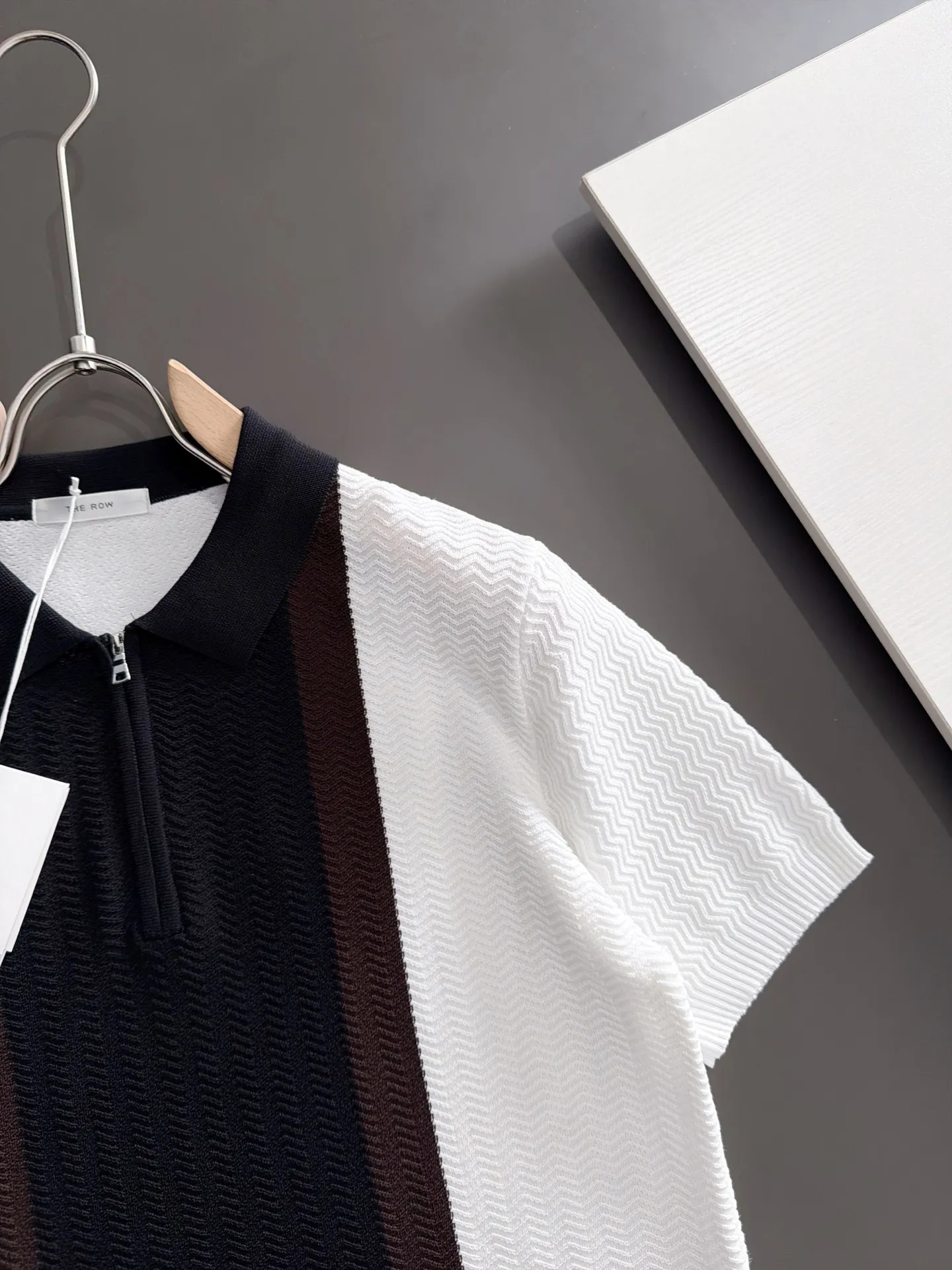 Shipping next day TR high quality - The Row 26ss New Arrival men's short-sleeved T-shirt. Like LP and BC, it belongs to the same old-money style top-notch light luxury brand. The New Arrival Original men's casual short-sleeved shirt is made of combed cotton yarn knitted imitation cotton fabric. Exclusive Premium custom-controlled raw materials. 14-needle precision knitting. The iconic waffle soul is woven. The three-dimensional texture flows with subtle light and shadow. Viewed from a distance, it is introverted. It shows when you touch it closely. It feels substantial when weighed. The upper body is also more textured than ordinary T-shirts. Fashionable Versatile Hot Sale. It is skin-friendly and comfortable to wear. Premium boutique. The upper body is made of Factory's fine workmanship. A must-have item for men. Complete with three standards. Sizes M-3XL